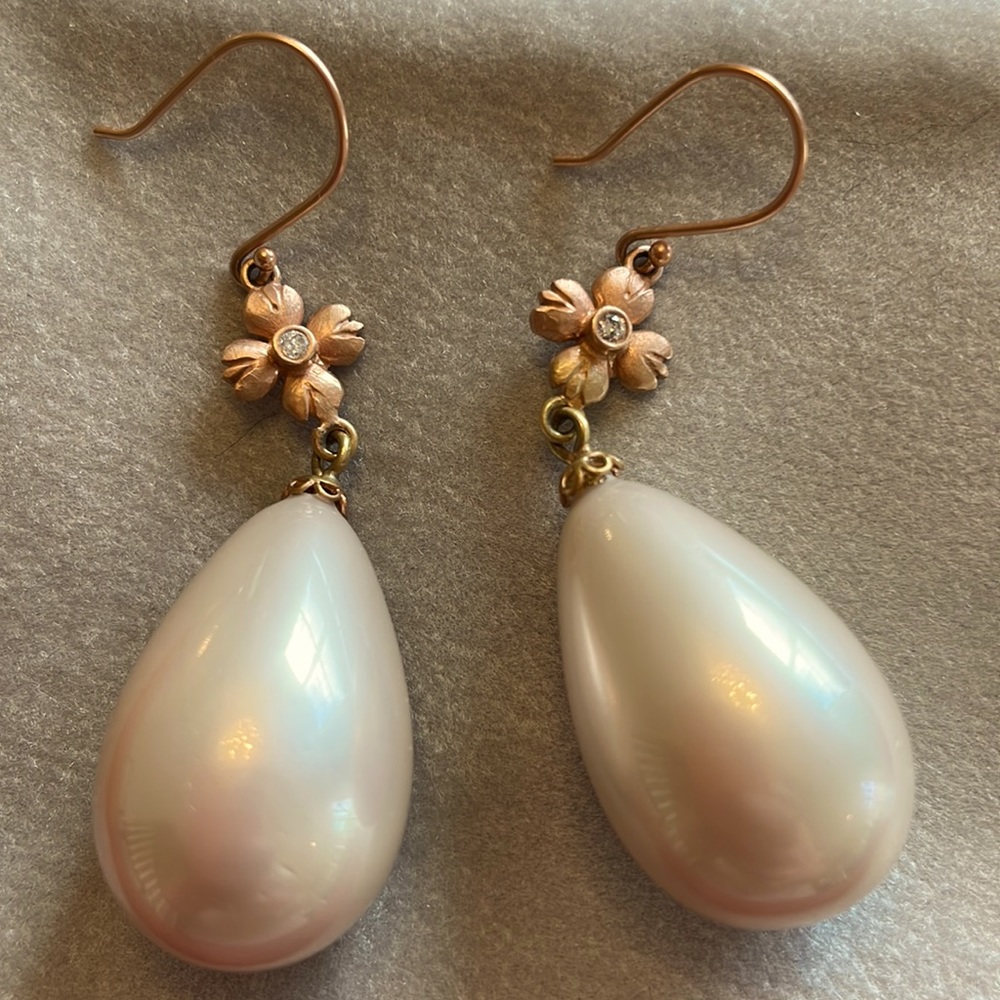 Suneera earrings. Rose gold with diamond and simulated pearl drop